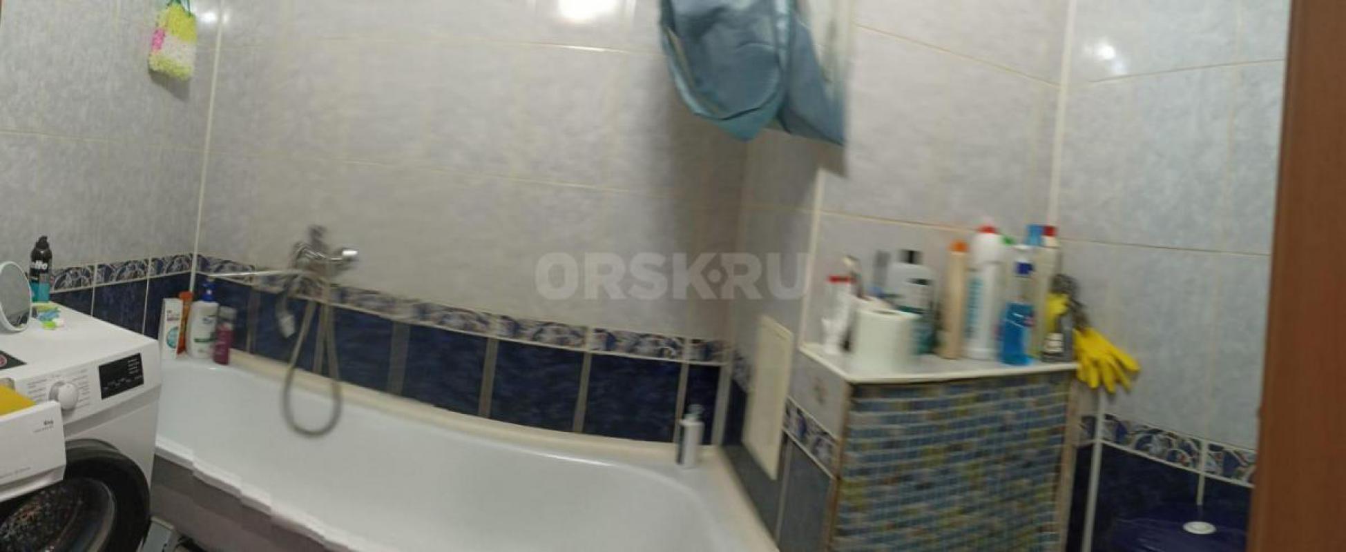 Квартира в хорошем состоянии, находится в панельном доме на 4/5. - Орск