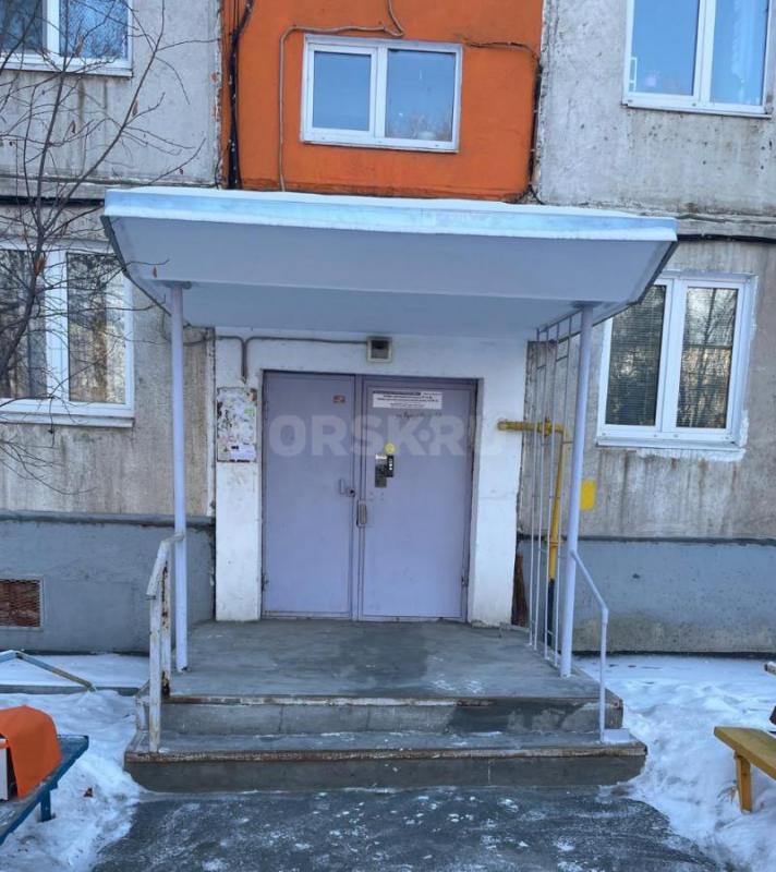 Продам отличную 2-х комнатную квартиру расположенную в прекрасном районе на прекрасном третьем этаже - Орск