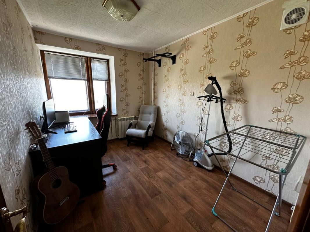 Продается большая, полноценная четырехкомнатная квартира в кирпичном доме в самом центре Новотроицка - Новотроицк