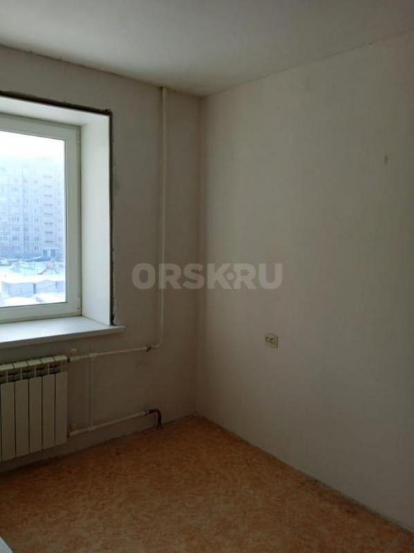 Продаётся 3,комнатная квартира в 6 микрорайоне , в 5этажном кирпичной доме ,4 этаж , санузел раздель - Орск