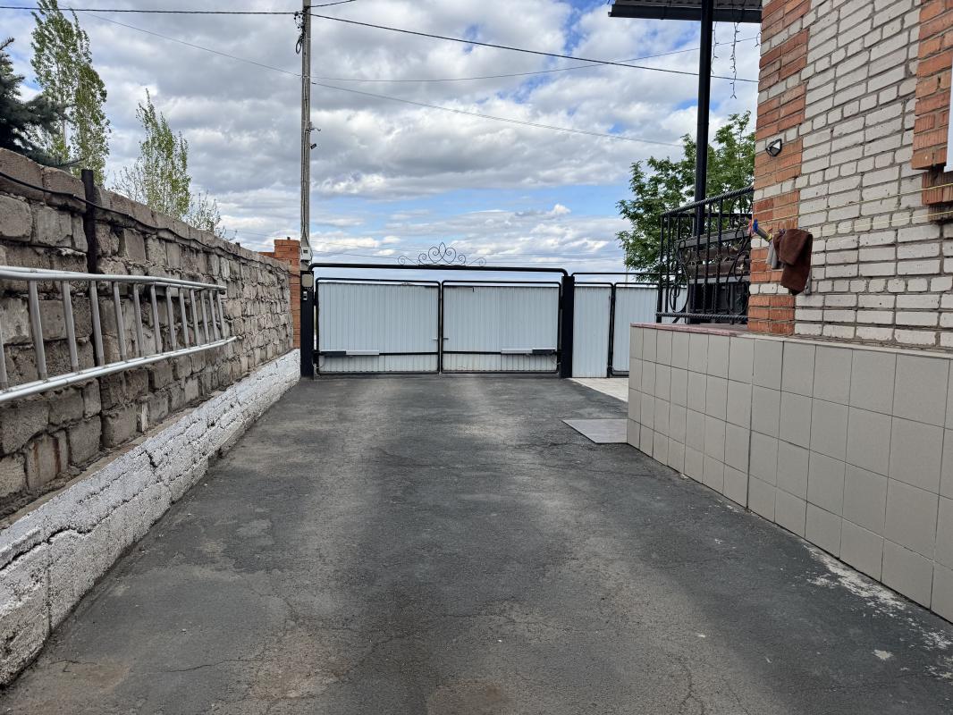 Продаётся дом общей площадью 260кв. - Новотроицк