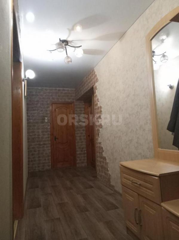 Продам отличную просторную 4-х комнатную квартиру улучшенной планировки в 6 микрорайоне в кирпичном - Орск