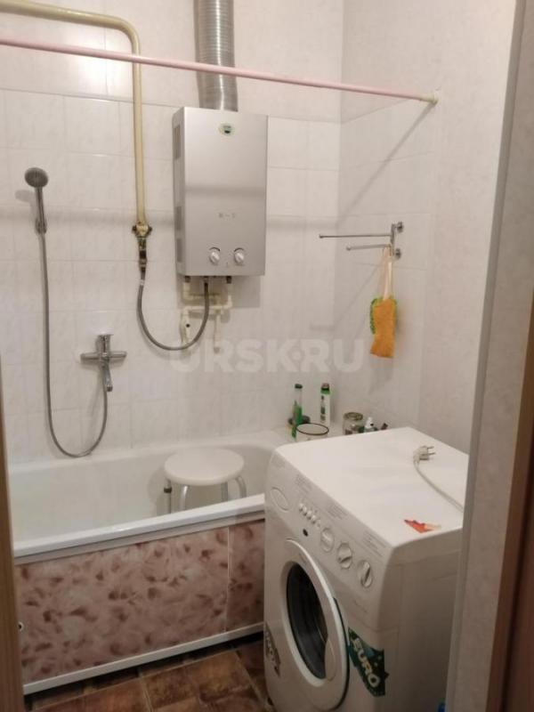 Продам просторную 3 комнатную квартиру на 2 этаже 2 -х этажного кирпичного дома (в доме есть подваль - Орск
