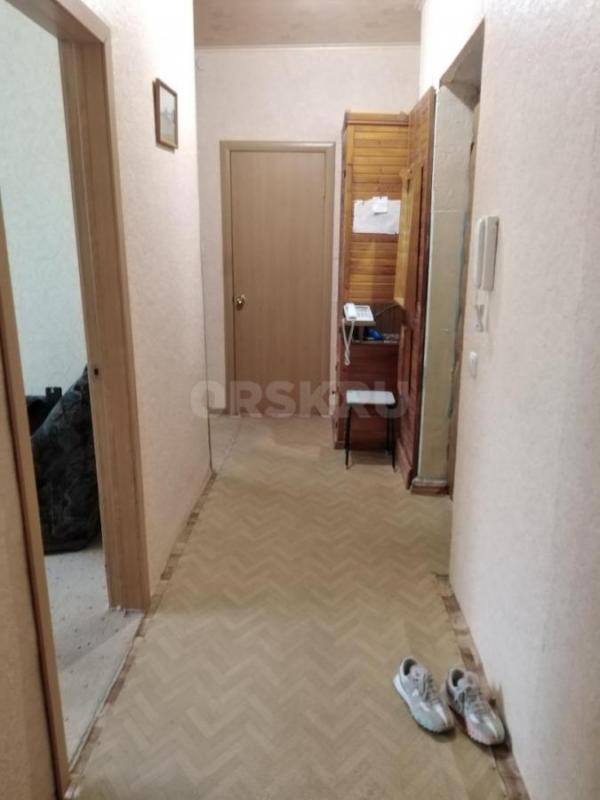 Продам просторную 3 комнатную квартиру на 2 этаже 2 -х этажного кирпичного дома (в доме есть подваль - Орск
