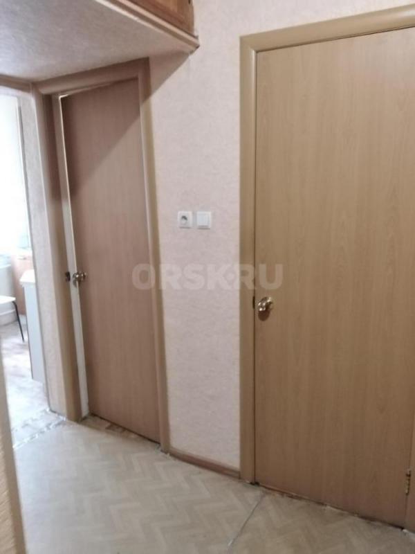 Продам просторную 3 комнатную квартиру на 2 этаже 2 -х этажного кирпичного дома (в доме есть подваль - Орск
