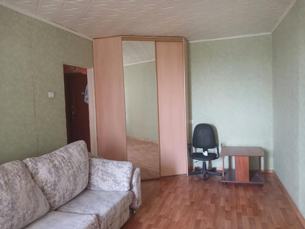 Продаю  1-комнатную в центре города на 3 этаже, чистая, жилая, балкон застеклен, оставлю шкаф. - Новотроицк