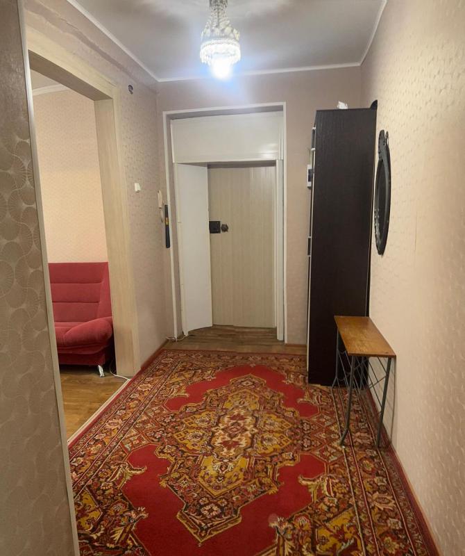 Продаю квартиру старого типа с высокими потолками, раздельными ходами и туалет с ванной, квартира хо - Новотроицк