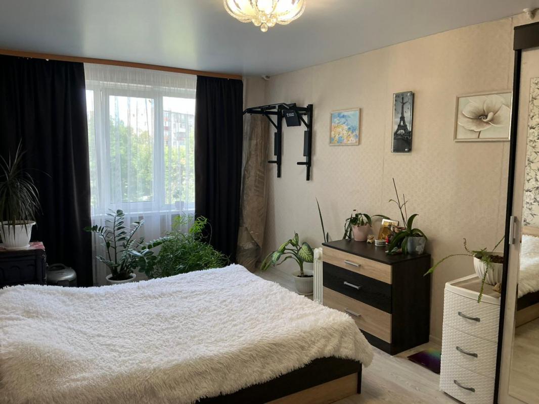 Продам 3-х комнатную квартиру на втором этаже 5-ти этажного панельного дома по адресу: г. - Новотроицк