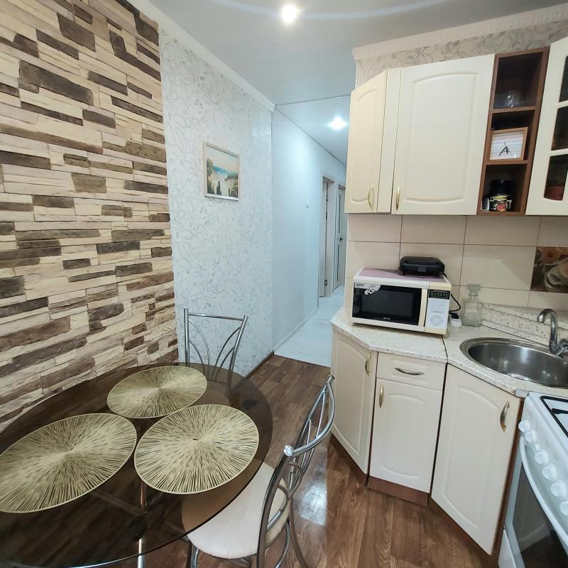 Продам 3-х комнатную квартиру на втором этаже 5-ти этажного панельного дома по адресу: г. - Новотроицк