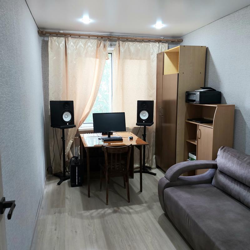 Продам 3-х комнатную квартиру на втором этаже 5-ти этажного панельного дома по адресу: г. - Новотроицк