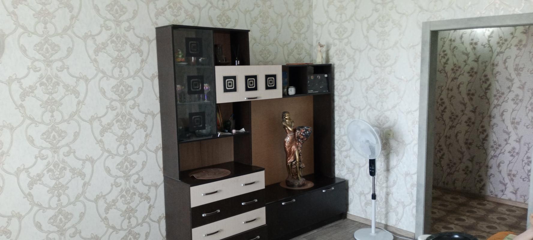 Продам (собственник), 2 х комнатную квартиру старого типа, 3 этаж, не угловая ( теплая) . - Не указан