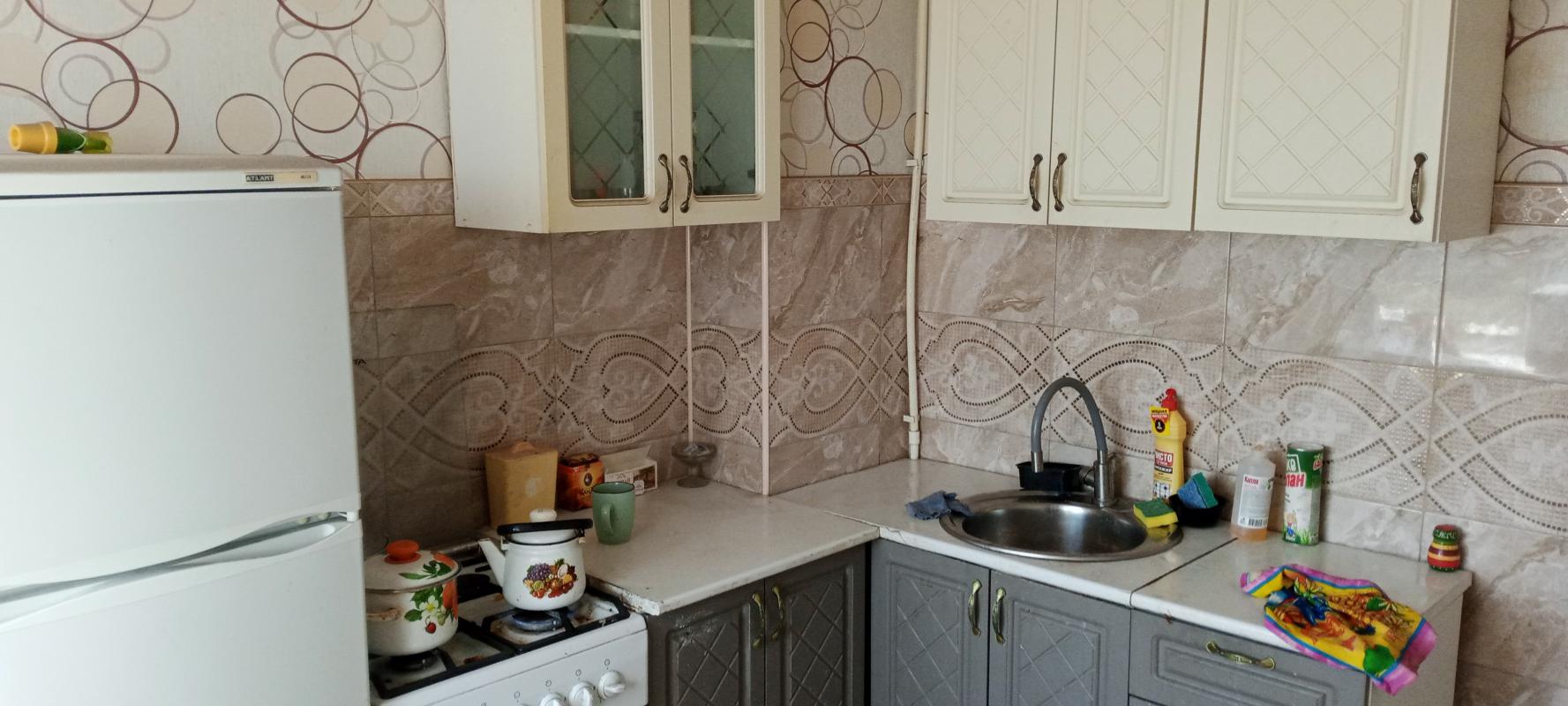 Продам (собственник), 2 х комнатную квартиру старого типа, 3 этаж, не угловая ( теплая) . - Не указан
