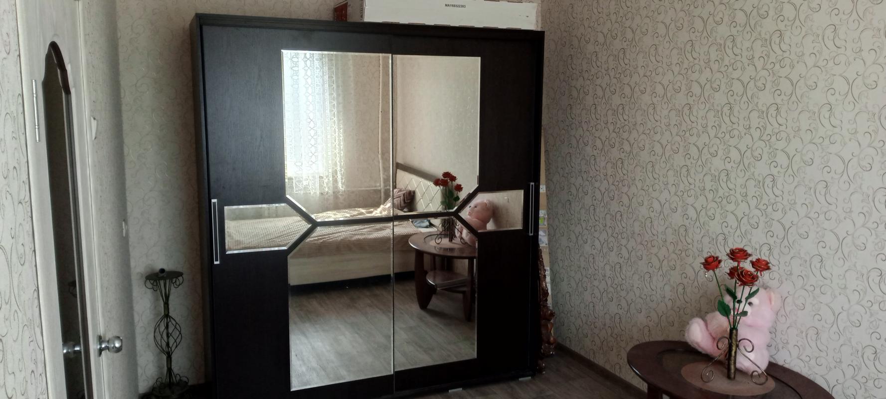 Продам (собственник), 2 х комнатную квартиру старого типа, 3 этаж, не угловая ( теплая) . - Не указан