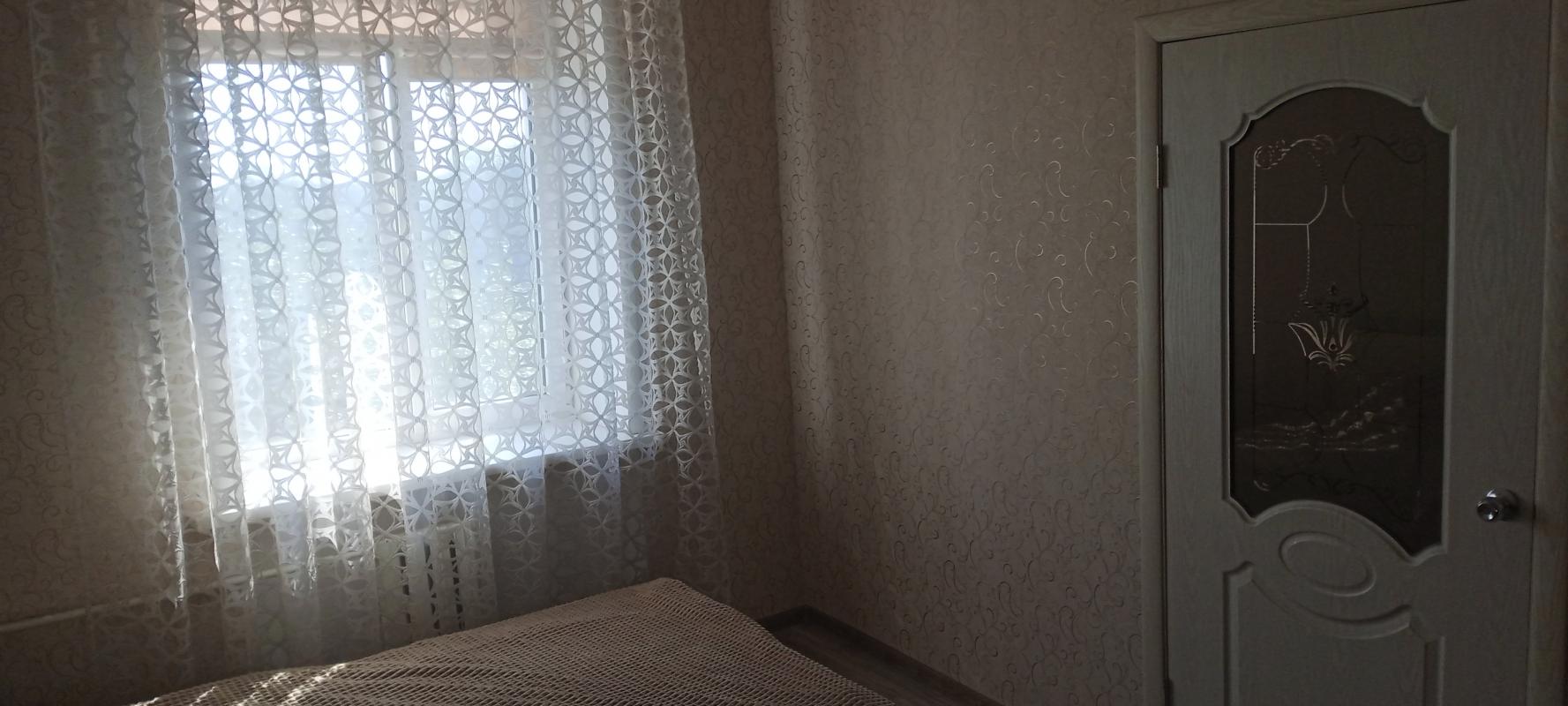 Продам (собственник), 2 х комнатную квартиру старого типа, 3 этаж, не угловая ( теплая) . - Не указан