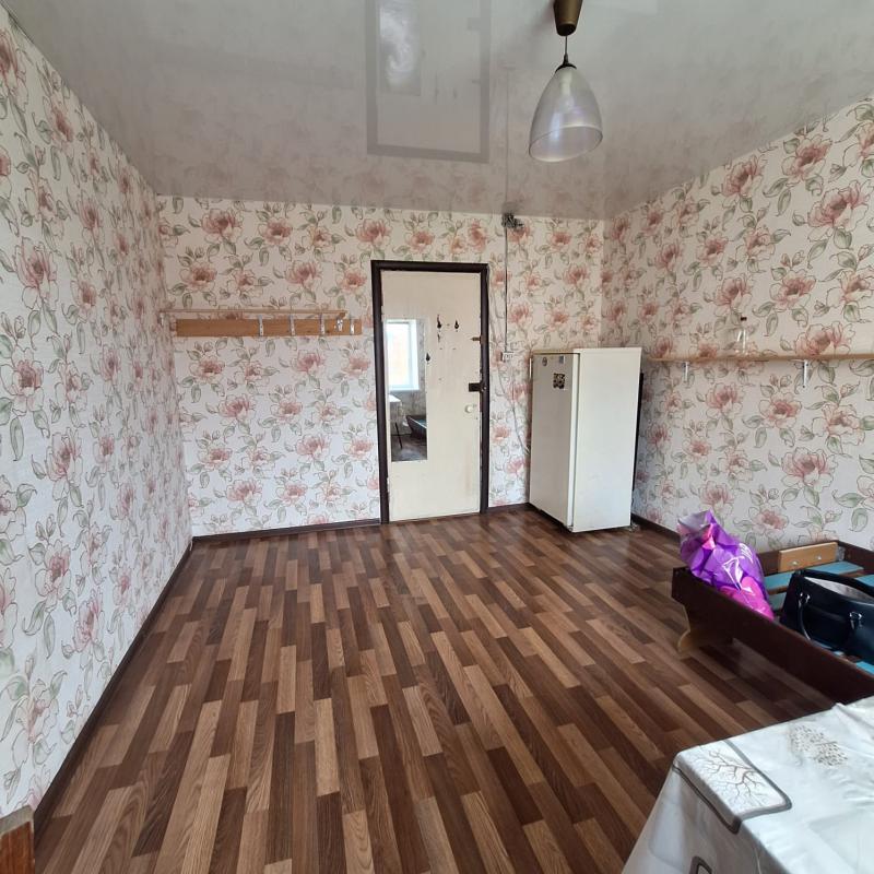 Продам комнату в общежитии на 8 этаже, площадью 14,2 м2. - Оренбург