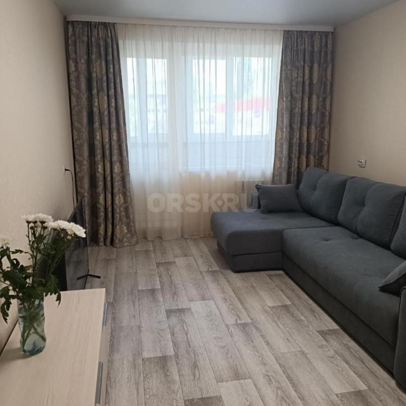 Продам 1 комн кв, улучшенной планировки 1/9, лоджия застеклена, ремонт, район Ленты. - Орск