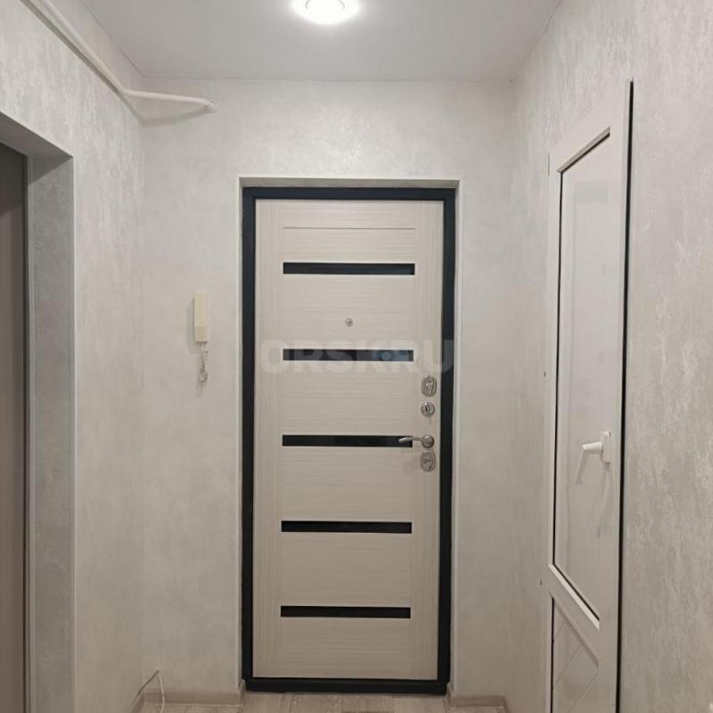 Продам 1 комн кв, улучшенной планировки 1/9, лоджия застеклена, ремонт, район Ленты. - Орск