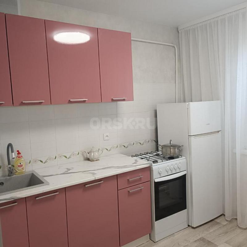 Продам 1 комн кв, улучшенной планировки 1/9, лоджия застеклена, ремонт, район Ленты. - Орск