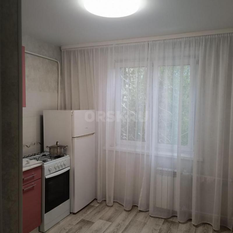 Продам 1 комн кв, улучшенной планировки 1/9, лоджия застеклена, ремонт, район Ленты. - Орск
