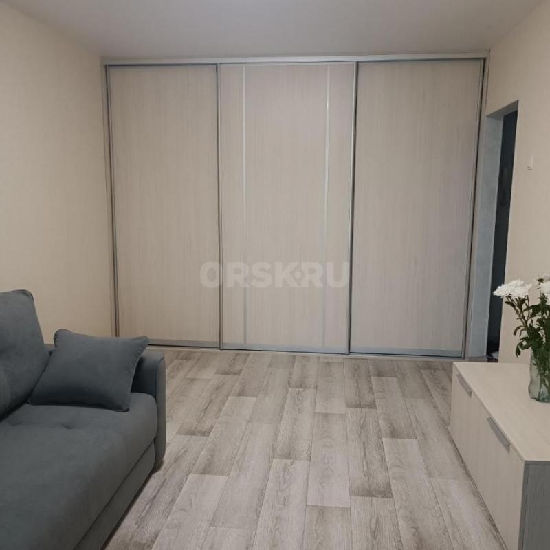 Продам 1 комн кв, улучшенной планировки 1/9, лоджия застеклена, ремонт, район Ленты. - Орск