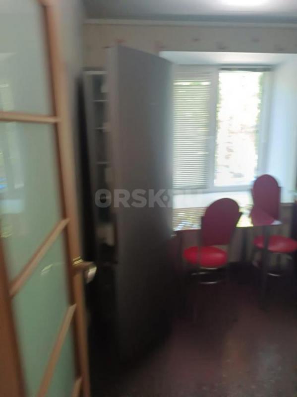 Сдам в аренду на долгий срок в организацию или семью двухкомнатную квартиру с машиноместом во дворе. - Орск