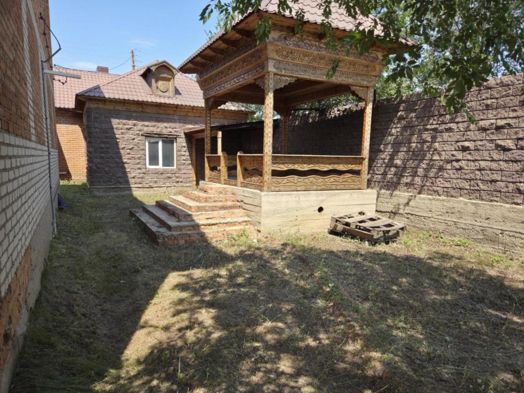 Продам просто отличный вариант двухэтажного дома,  расположенного за Центральным парком по адресу ул - Орск