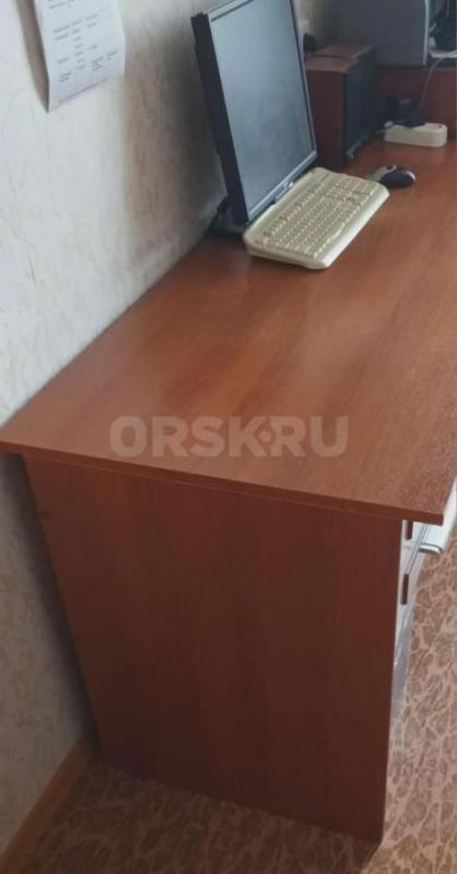 Продам письменный стол с двумя выдвижными ящиками  б/у в хорошем состоянии. - Орск