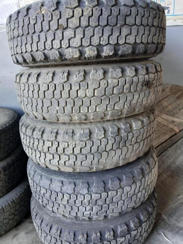 Продам б/у резину на УАЗ 225/85R15 5 штук за 11000 небольшой торг. - Орск