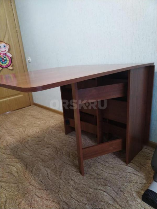 Продам стол книжку в отличном состоянии, в разложенном виде 1 м 70 см, в собранном 30 см, ост. - Орск