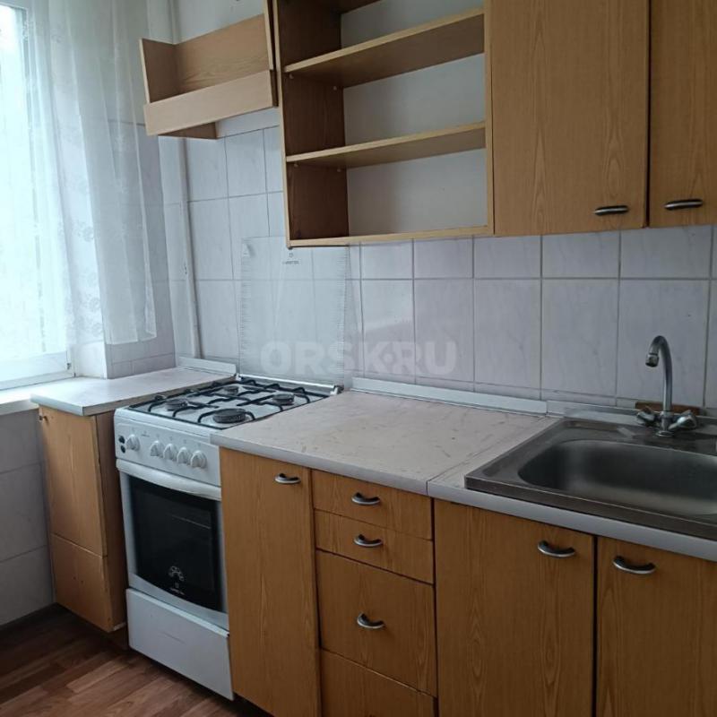 Продам 2 х комн квартиру  240 квартал  3/5  этаж, чистая, уютная, теплая, пластикоаые окна, балкон з - Орск