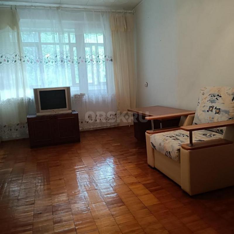 Продам 2 х комн квартиру  240 квартал  3/5  этаж, чистая, уютная, теплая, пластикоаые окна, балкон з - Орск