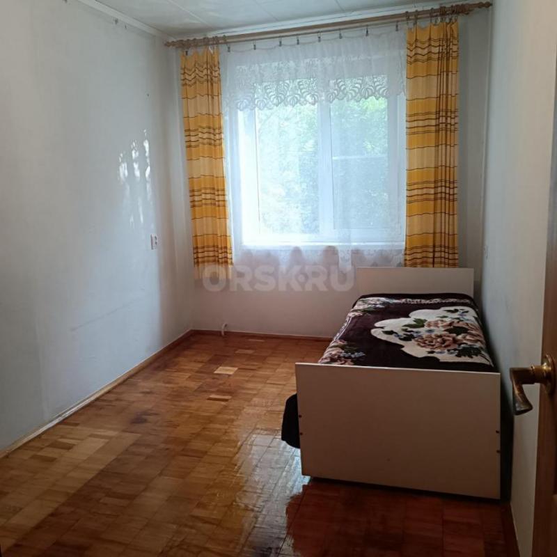 Продам 2 х комн квартиру  240 квартал  3/5  этаж, чистая, уютная, теплая, пластикоаые окна, балкон з - Орск