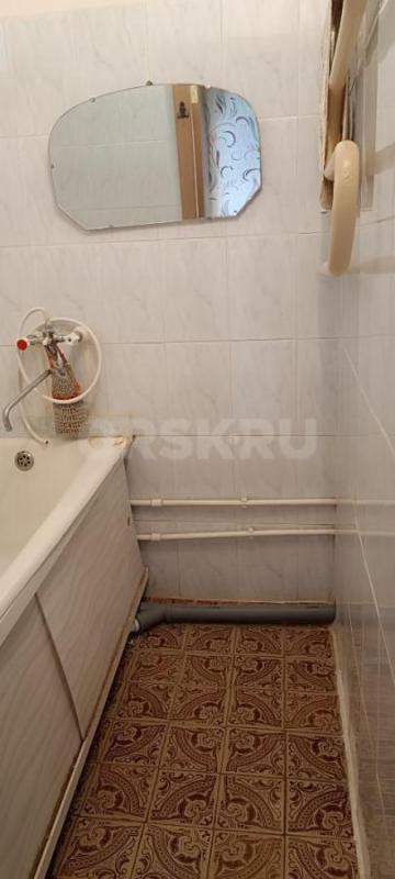 Продам 2 х комн квартиру  240 квартал  3/5  этаж, чистая, уютная, теплая, пластикоаые окна, балкон з - Орск