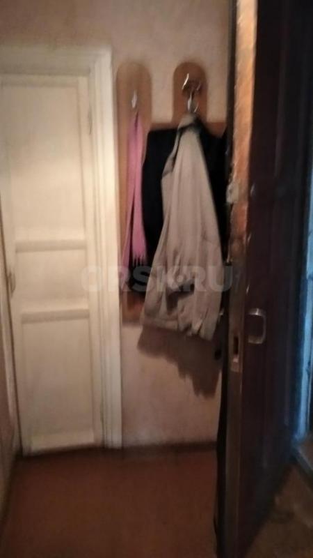 Трехкомнатная квартира на первом этаже двухэтажного шлакоблочного дома. - Орск