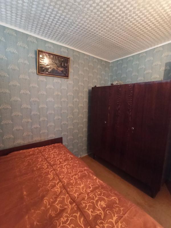 Срочно продаётся двухкомнатная переделанная в трех  квартира, г. - Новотроицк