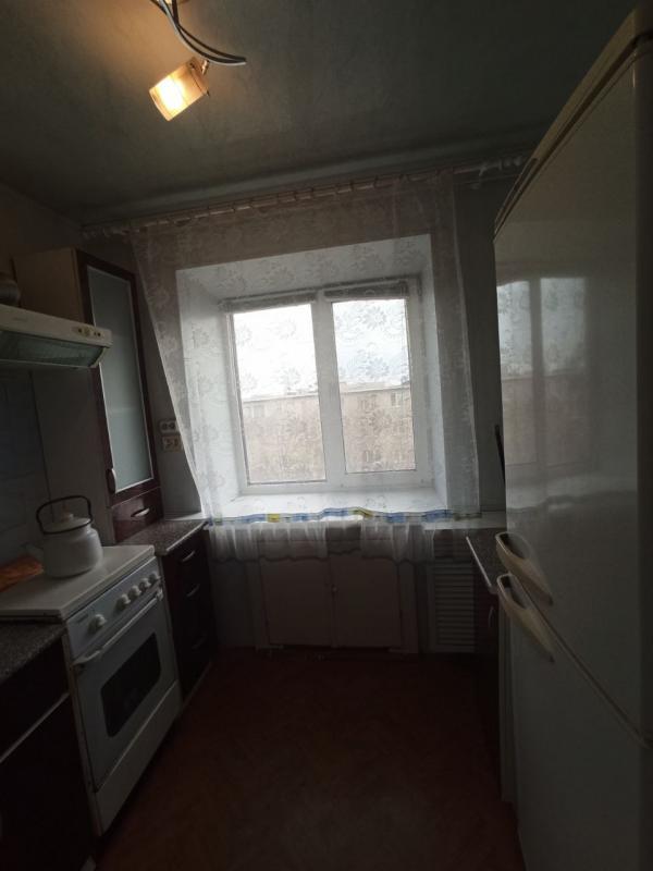 Срочно продаётся двухкомнатная переделанная в трех  квартира, г. - Новотроицк