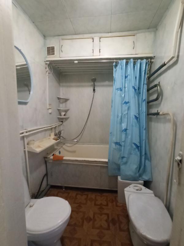 Срочно продаётся двухкомнатная переделанная в трех  квартира, г. - Новотроицк