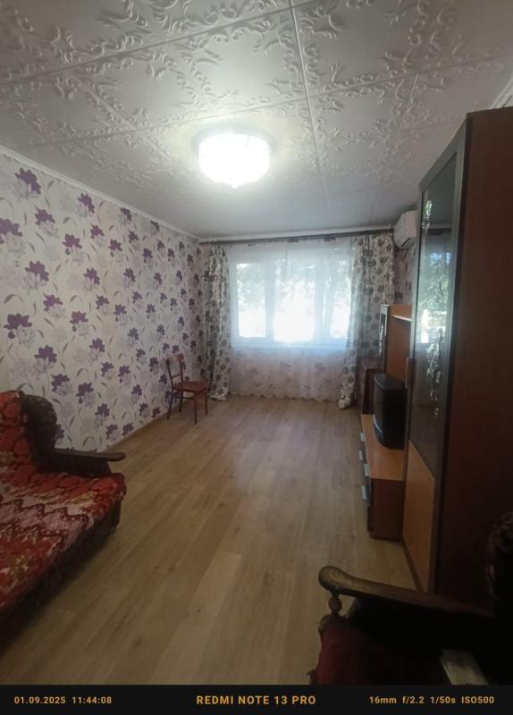 Продаётся уютная двухкомнатная квартира площадью 44 квадратных метра, расположенная на первом этаже - Новотроицк