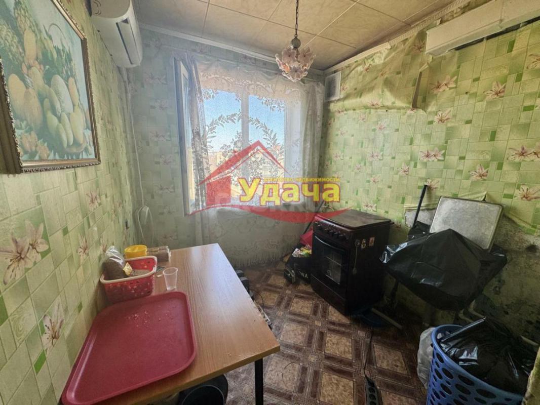 Продается прекрасная двухкомнатная квартира на пятом этаже в пятиэтажном панельном доме по адресу: Д - Орск