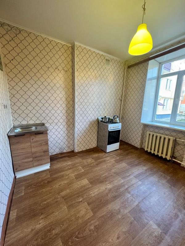 Продаётся уютная двухкомнатная квартира площадью 54 квадратных метра на первом этаже трёхэтажного ки - Новотроицк
