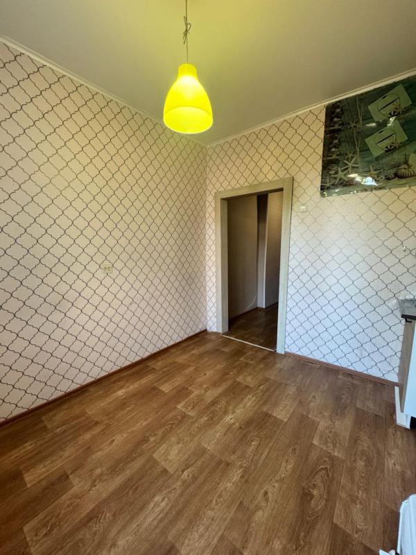 Продаётся уютная двухкомнатная квартира площадью 54 квадратных метра на первом этаже трёхэтажного ки - Новотроицк
