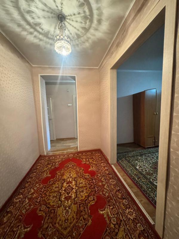 Продаётся уютная двухкомнатная квартира площадью 54 квадратных метра на первом этаже трёхэтажного ки - Новотроицк