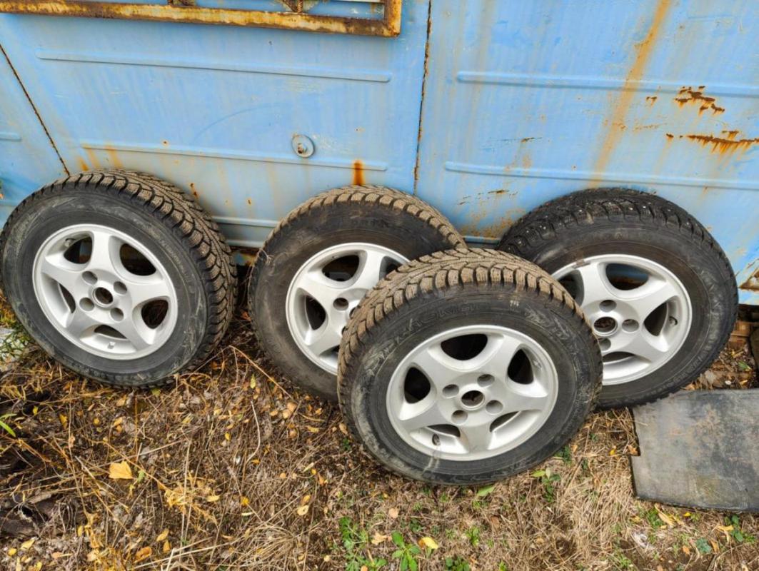 продам зимние колёса  NOKIAN R 14 ,стояли на шевролет лачети,шипы на месте,одну зиму отходили. - Орск