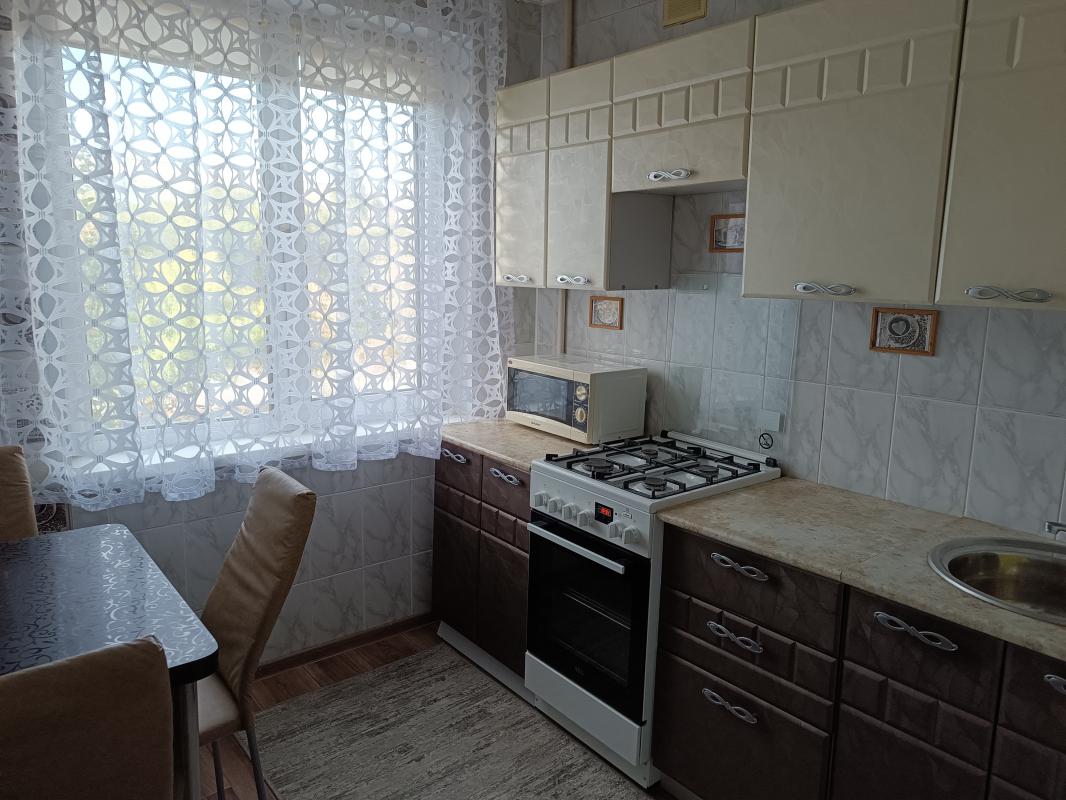 Сдается в аренду 2-х комнатная квартира (распашонка) на 3 этаж 5-ти этажного дома(Гагарина 19). - Новотроицк
