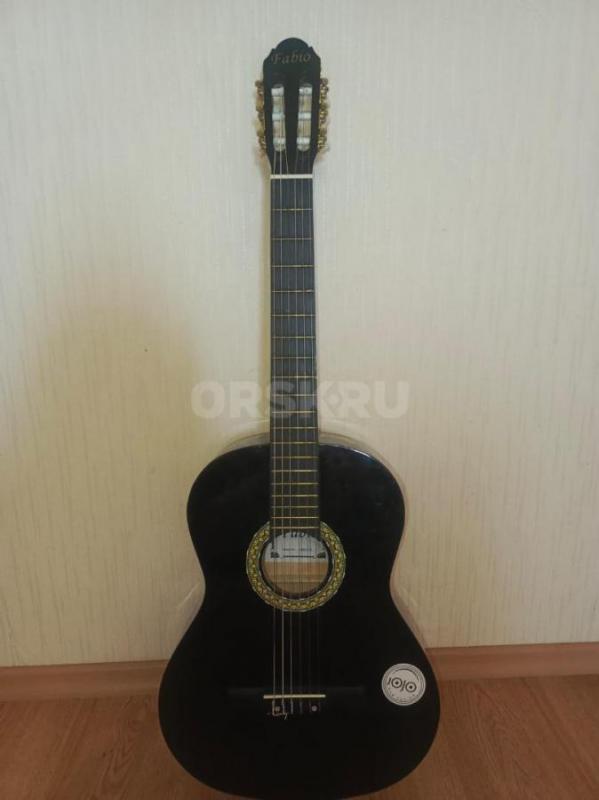 Продам бу 6 струнную гитару пользовались месяца. - Орск