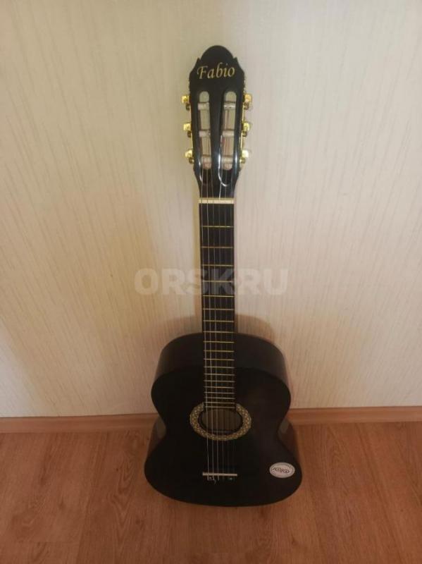 Продам бу 6 струнную гитару пользовались месяца. - Орск