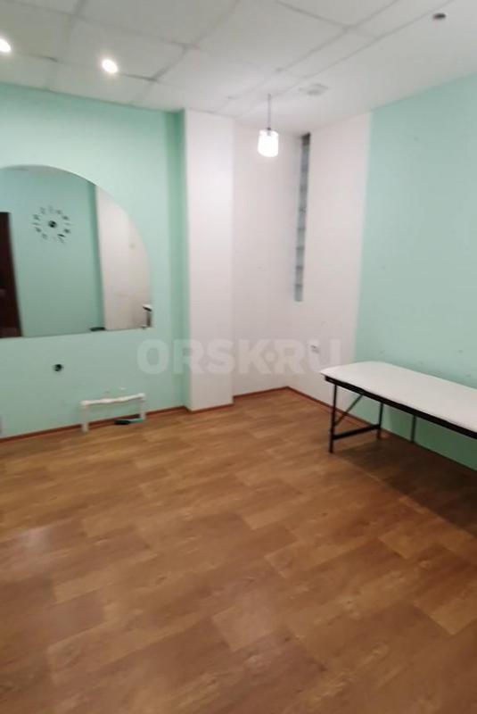 Сдам помещение по улице краматорской 29, 12 м² стены 3,50х3,51 в соседних комнатах находятся парикма - Орск
