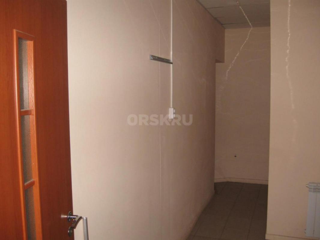 Сдам помещение по улице краматорской 29, 12 м² стены 3,50х3,51 в соседних комнатах находятся парикма - Орск