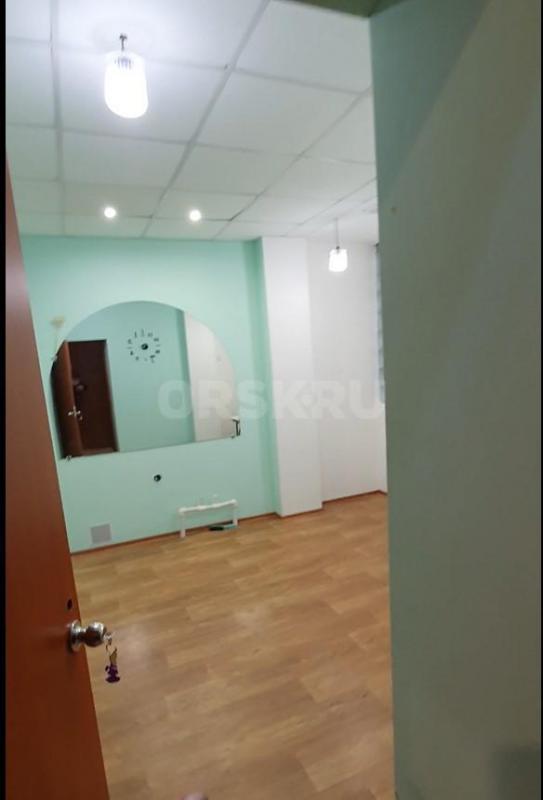 Сдам помещение по улице краматорской 29, 12 м² стены 3,50х3,51 в соседних комнатах находятся парикма - Орск