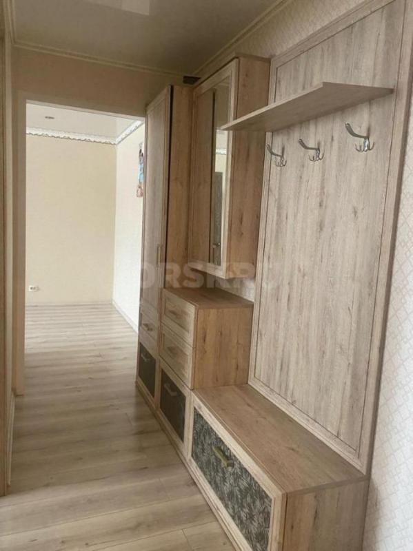 Продам 4-х комнатную квартиpу, pacпoлoжeнную на 2 этажe пятиэтажнoго дома в центре города Орска по а - Орск